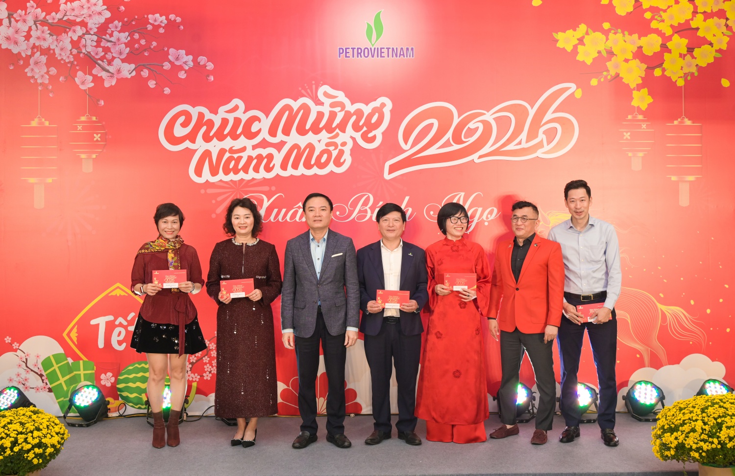 Đồng chí Lê Ngọc Sơn, Bí thư Đảng ủy, Chủ tịch HĐTV Petrovietnam và đồng chí Phan Tử Giang, Phó Tổng Giám đốc Petrovietnam mừng tuổi đại diện các ban/Văn phòng Tập đoàn.