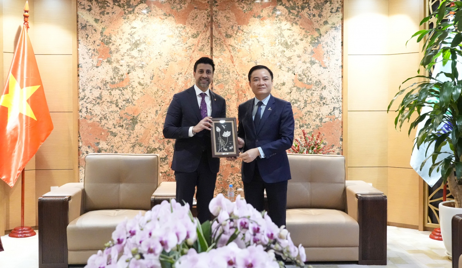 Bộ trưởng Thương mại Quốc tế Canada Maninder Sidhu và Chủ tịch HĐTV Petrovietnam Lê Ngọc Sơn trao biểu trưng kỷ niệm tại buổi làm việc.