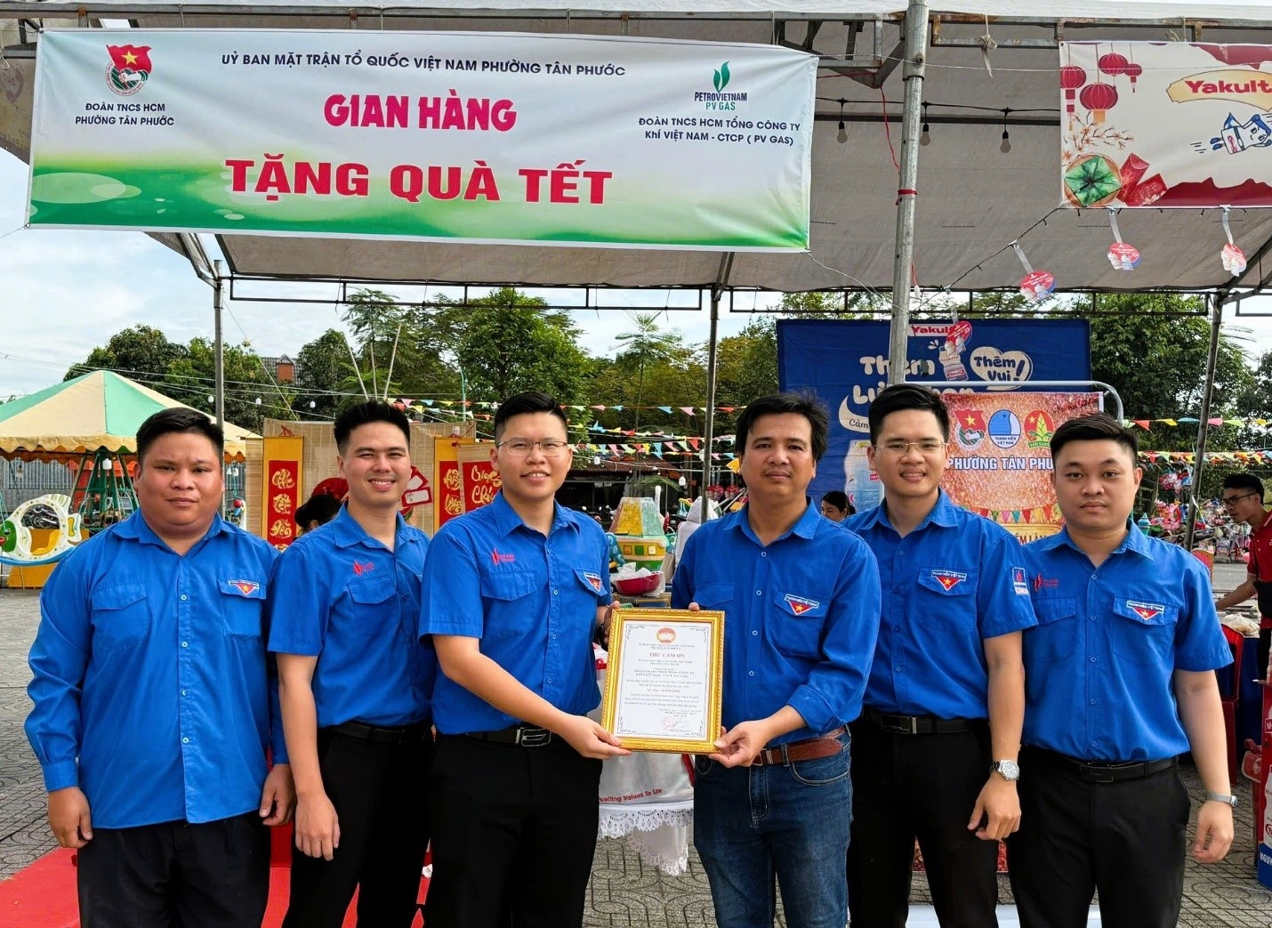 Đại diện Đoàn Thanh niên phường Tân Phước trao thư cảm ơn cho đại diện Đoàn Thanh niên PV GAS Logistics