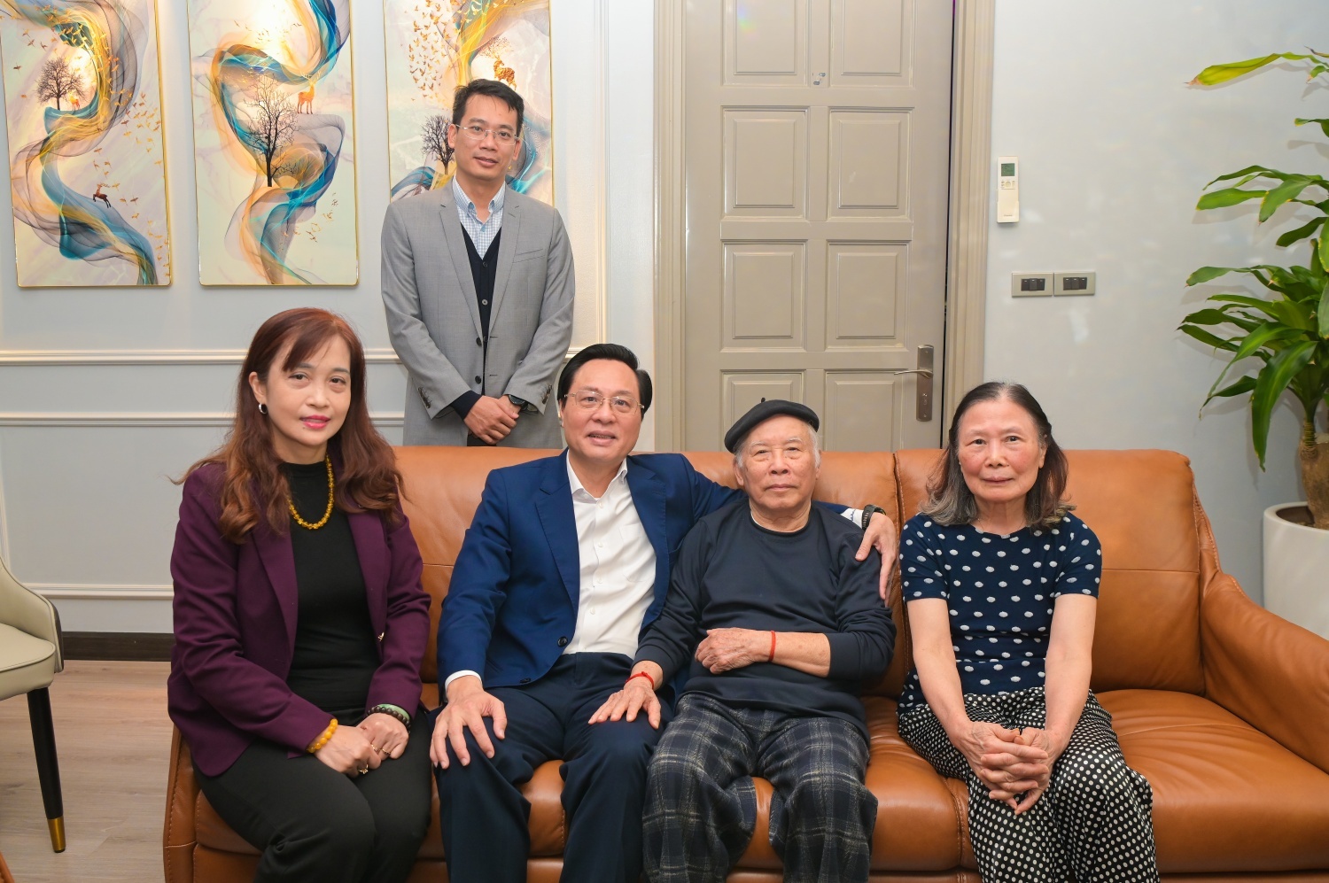 Đồng chí Bùi Minh Tiến - Thành viên HĐTV Petrovietnam, thăm hỏi, chúc Tết đồng chí Hồ Tế, nguyên Bộ trưởng Bộ Tài chính, nguyên Chủ tịch HĐQT Petrovietnam.
