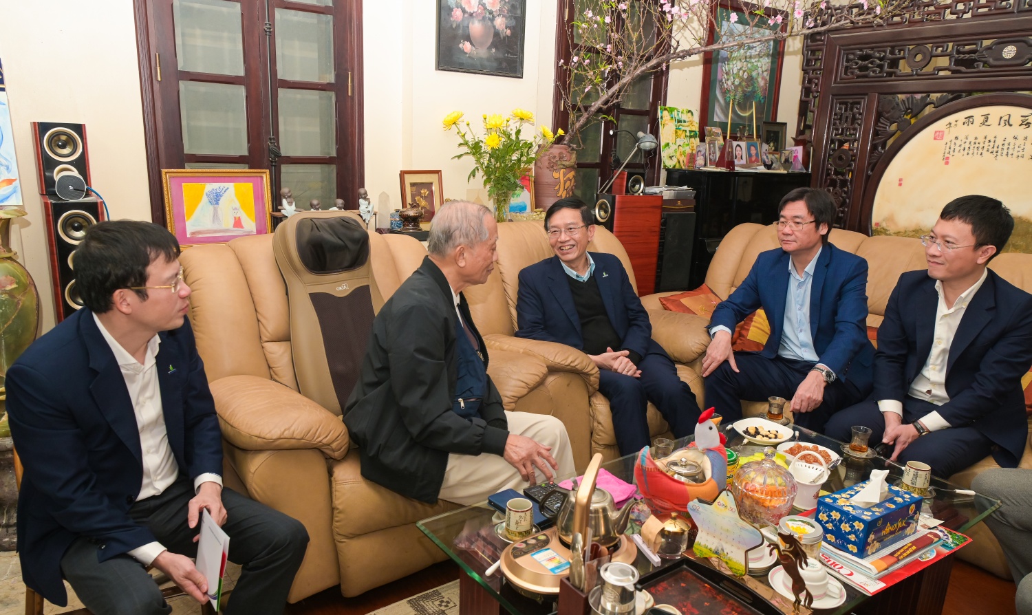Đồng chí Trần Quang Dũng, Phó Bí thư thường trực Đảng ủy Petrovietnam và đồng chí Nguyễn Mạnh Kha, Chủ tịch Công đoàn Petrovietnam, chúc Tết đồng chí Trần Ngọc Cảnh, nguyên Tổng Giám đốc Petrovietnam.