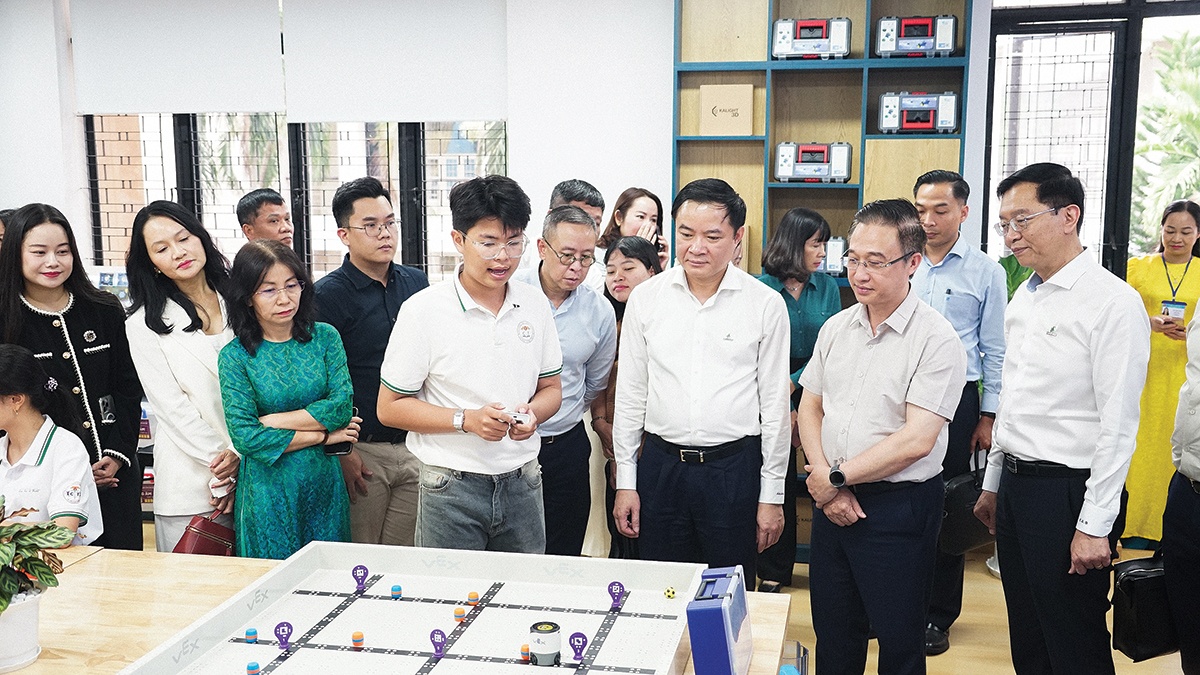Lãnh đạo TP HCM; đồng chí Lê Ngọc Sơn, Bí thư Đảng ủy, Chủ tịch HĐTV Petrovietnam; đồng chí Trần Quang Dũng, Phó Bí thư Thường trực Đảng ủy Petrovietnam và các đại biểu tham quan phòng STEM do Petrovietnam tài trợ tại Trường THPT Châu Thành (TP HCM)