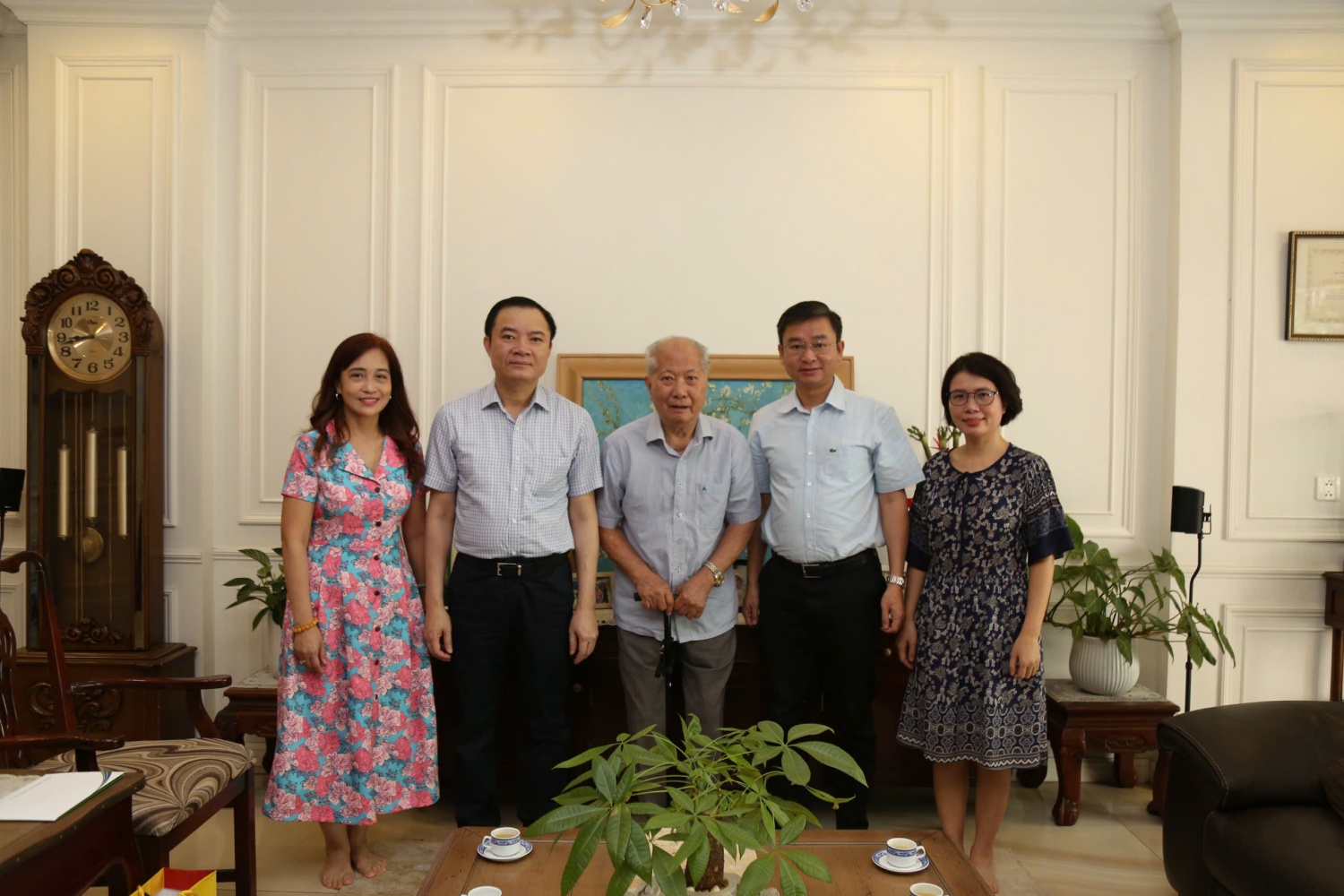 Đồng chí Lê Ngọc Sơn - Bí thư Đảng ủy, Chủ tịch HĐTV Petrovietnam thăm hỏi, tri ân đồng chí Ngô Thường San - nguyên Tổng Giám đốc Tổng công ty Dầu khí Việt Nam (nay là Petrovietnam).