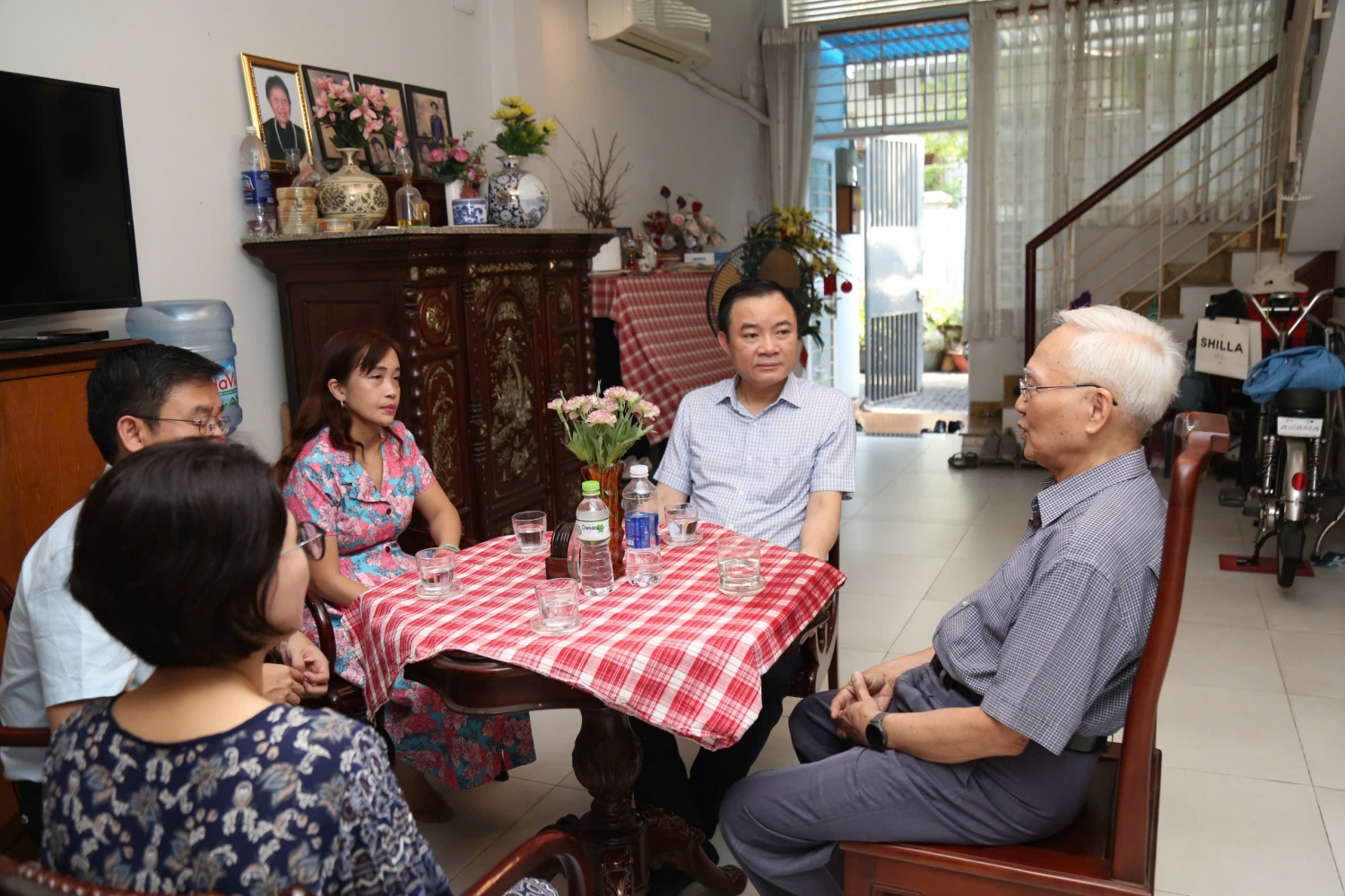 Đồng chí Lê Ngọc Sơn - Bí thư Đảng ủy, Chủ tịch HĐTV Petrovietnam thăm hỏi, trò chuyện với đồng chí Phạm Quang Dự, nguyên Chủ tịch HĐQT Petrovietnam.