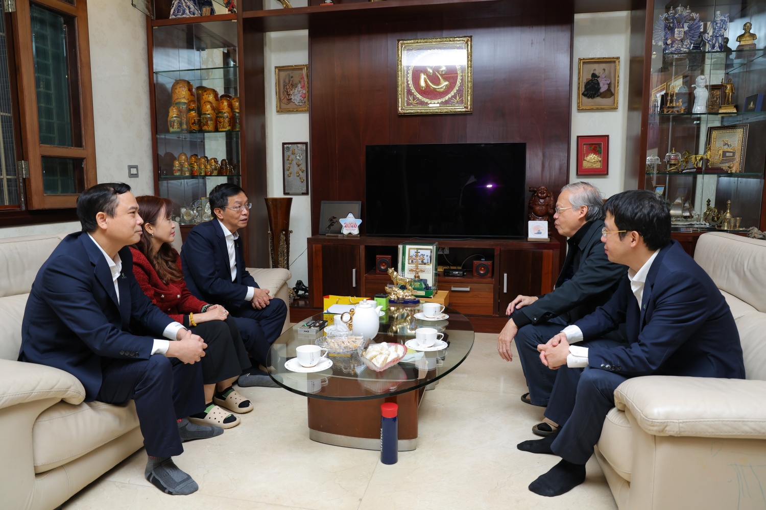 Đồng chí Trần Quang Dũng - Phó Bí thư thường trực Đảng ủy Tập đoàn và đồng chí Đặng Văn Huệ - Chủ tịch Công đoàn BMQL&ĐH Tập đoàn thăm, chúc Tết nguyên Chủ tịch HĐTV Petrovietnam Phùng Đình Thực.