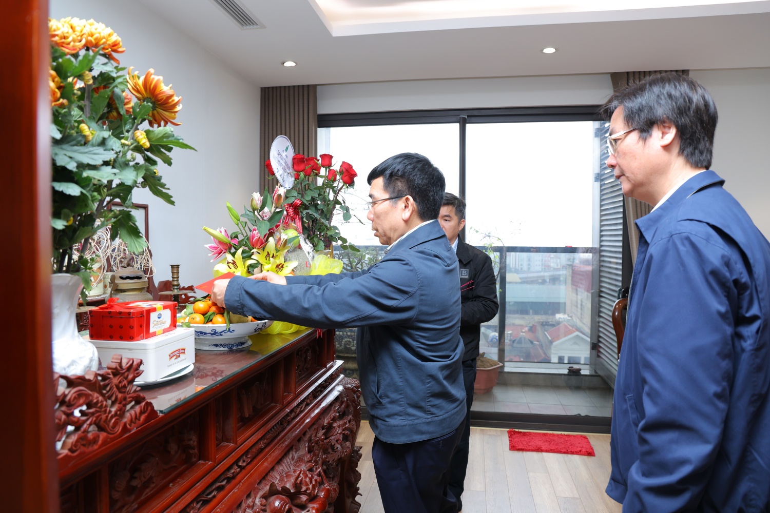 Đồng chí Lê Xuân Huyên - Phó Tổng Giám đốc phụ trách Ban Điều hành Petrovietnam cùng đồng chí Nguyễn Mạnh Kha, Chủ tịch Công đoàn Petrovietnam, thắp hương tưởng niệm Trung tướng Nguyễn Hòa, cố Tổng cục trưởng Tổng cục Dầu khí.