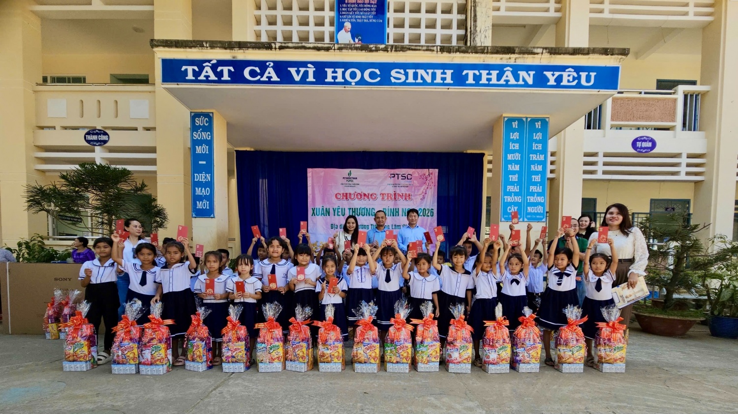 Công đoàn PQPOC và PTSC phối hợp tổ chức trao quà Tết cho thầy và trò Trường Tiểu học Lâm Giang, xã Hàm Thuận Bắc, tỉnh Lâm Đồng.
