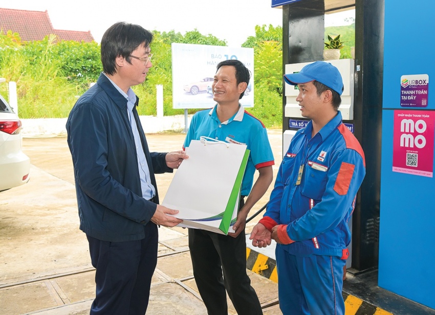 Ông Nguyễn Mạnh Kha thăm, động viên người lao động Petrovietnam sau đợt bão lũ tại tỉnh Khánh Hòa (11-2025)