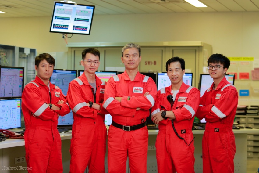 Giàn trưởng Phạm Vũ Thắng (giữa) và cán bộ kỹ sư trên giàn Sư Tử Vàng CPP.