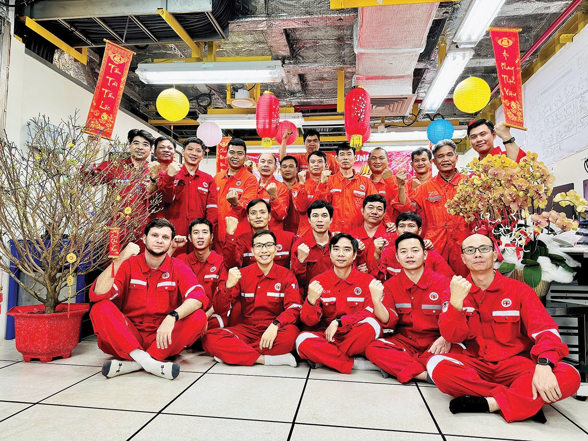 Giàn trưởng Lưu Thế Anh (hàng ngồi thứ 3 từ trái sang) cùng các đồng nghiệp đón Tết trên giàn BK-TNG, mỏ Thiên Ưng