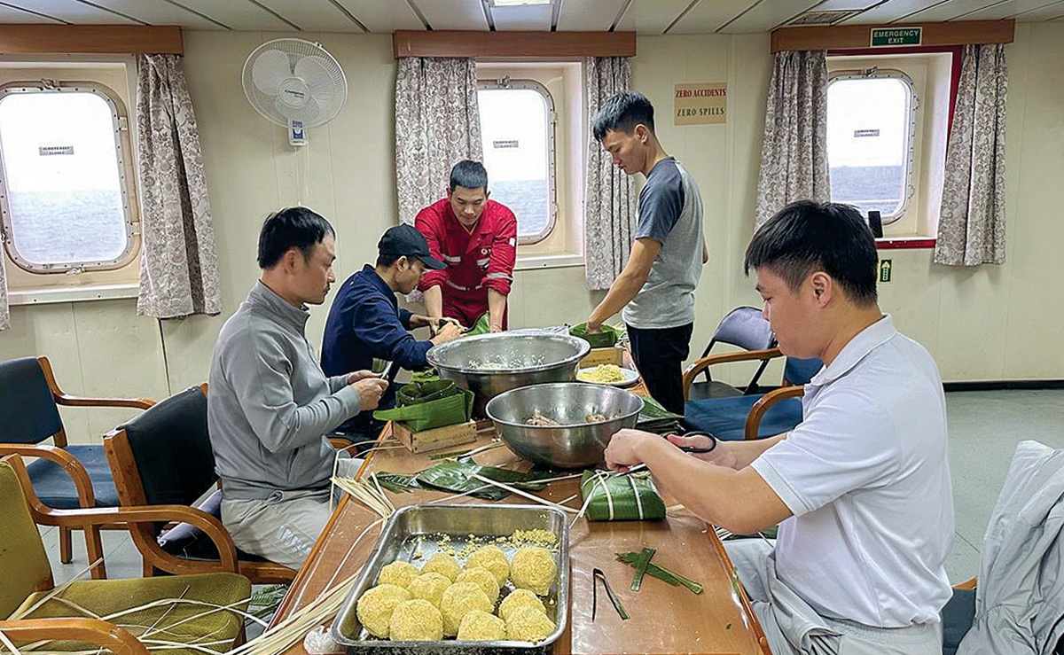 Không khí Tết trên Tàu PVT- Peridot hiện diện rõ nét từ hoạt động gói bánh chưng
