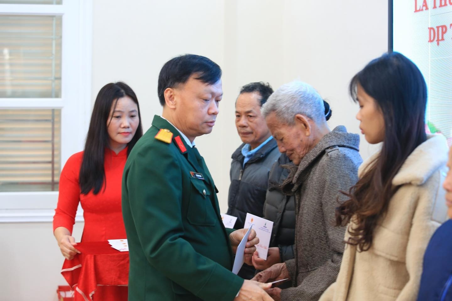 Đồng chí Lê Quang Toán - Phó Chủ tịch thường trực Hội CCB Petrovietnam trao quà Tết cho các gia đình liệt sĩ, CCB có hoàn cảnh khó khăn tại xã Thạch Thất (Hà Nội).