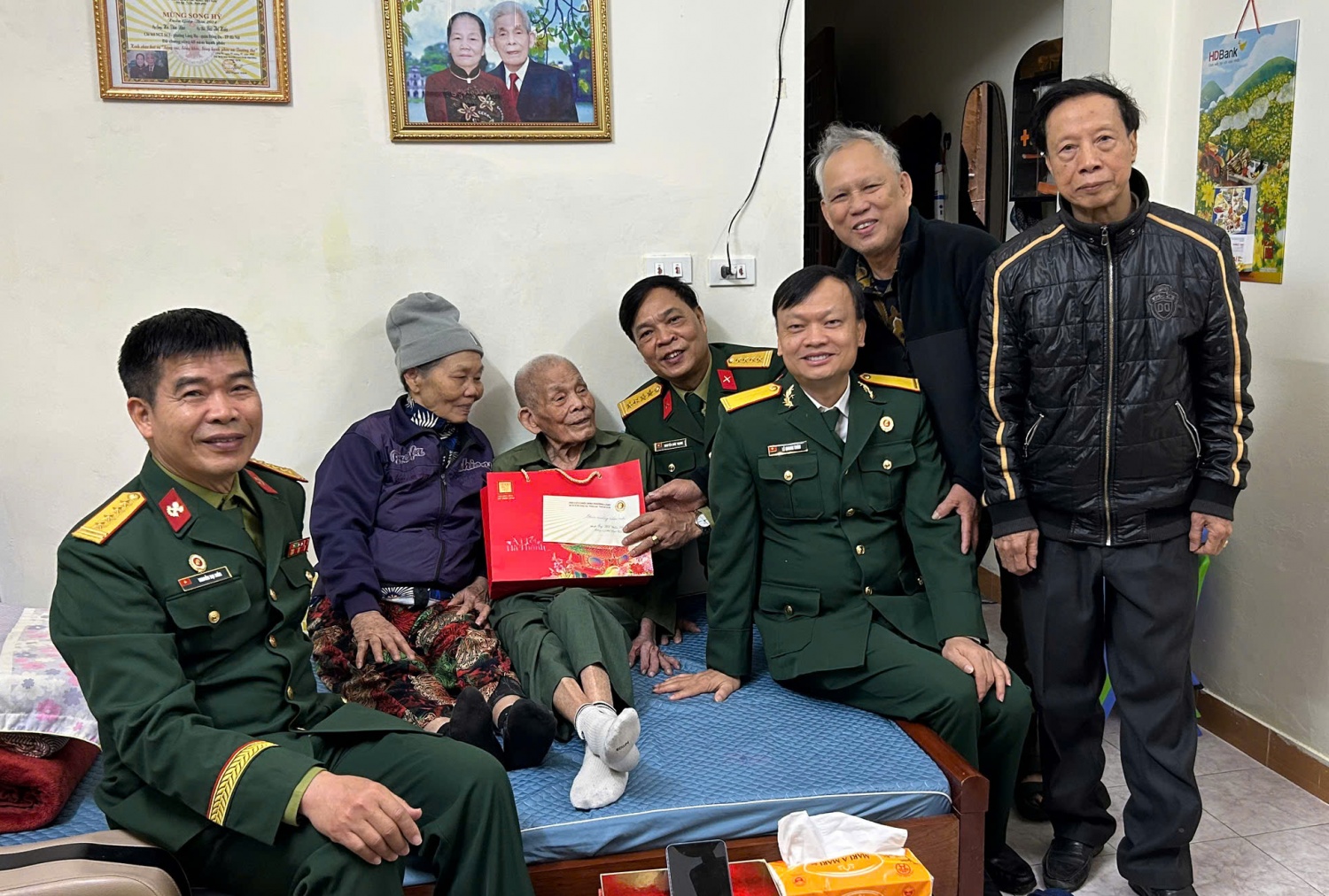 Hội CCB Petrovietnam thăm hỏi, tặng quà các hội viên Hội CCB có hoàn cảnh khó khăn tại phường Láng và phường Giảng Võ (Hà Nội)