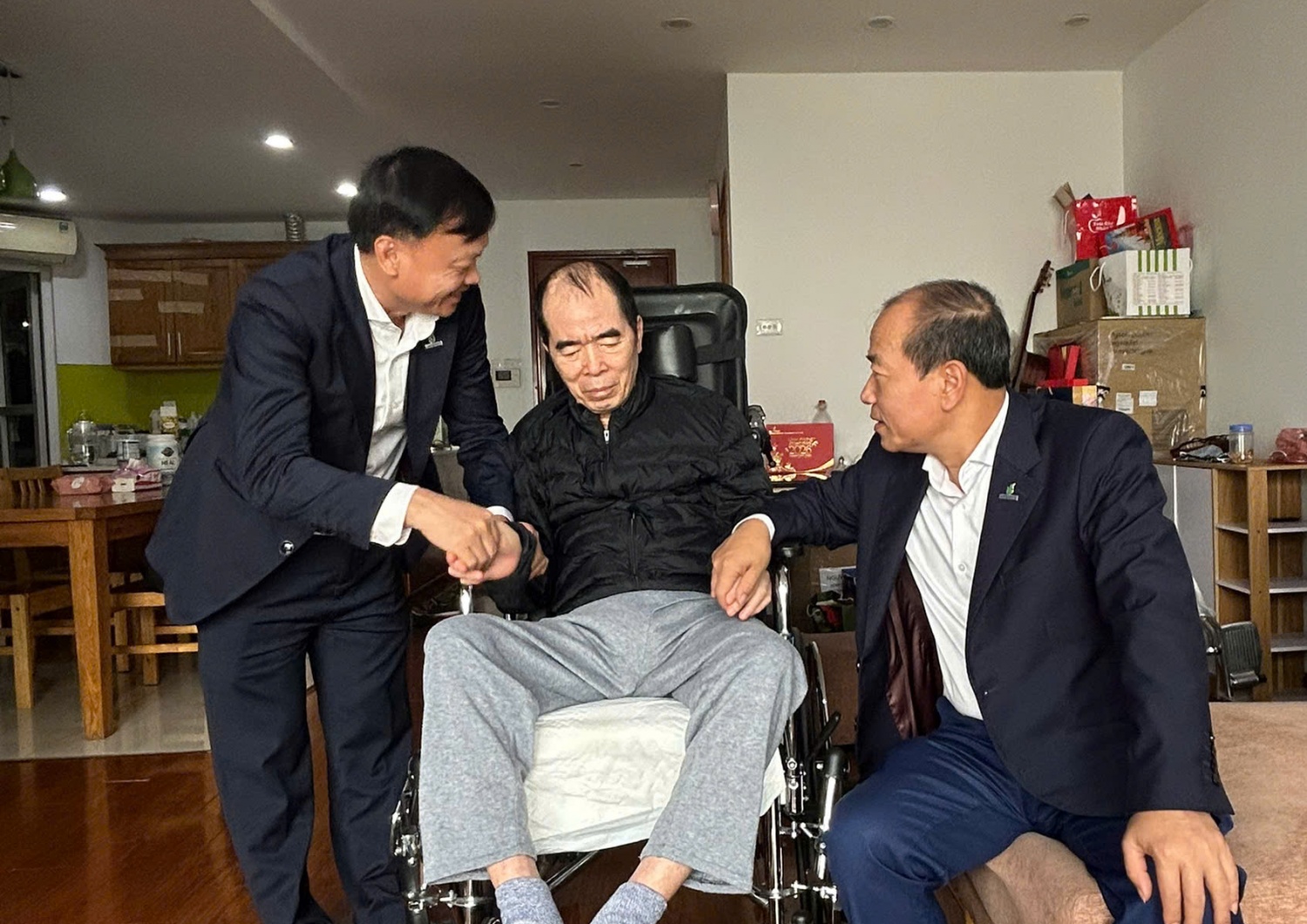 Đồng chí Phạm Quang Dũng và đồng chí Lê Quang Toán trò chuyện, thăm hỏi đồng chí Nguyễn Văn Minh.