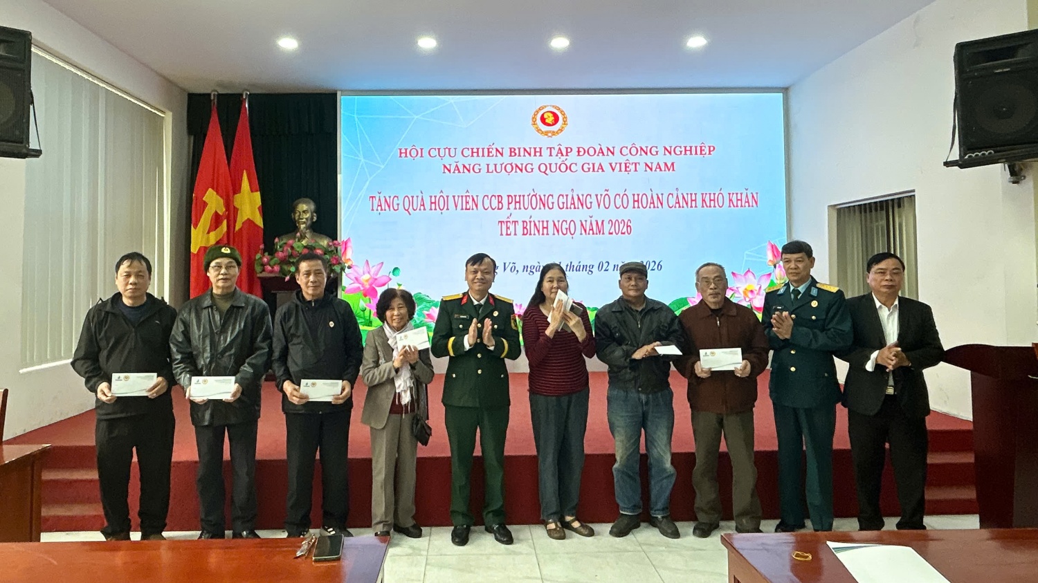 Đồng chí Lê Quang Toán tặng quà cho các hội viên Hội CCB có hoàn cảnh khó khăn trên địa bàn phường Giảng Võ (Hà Nội).