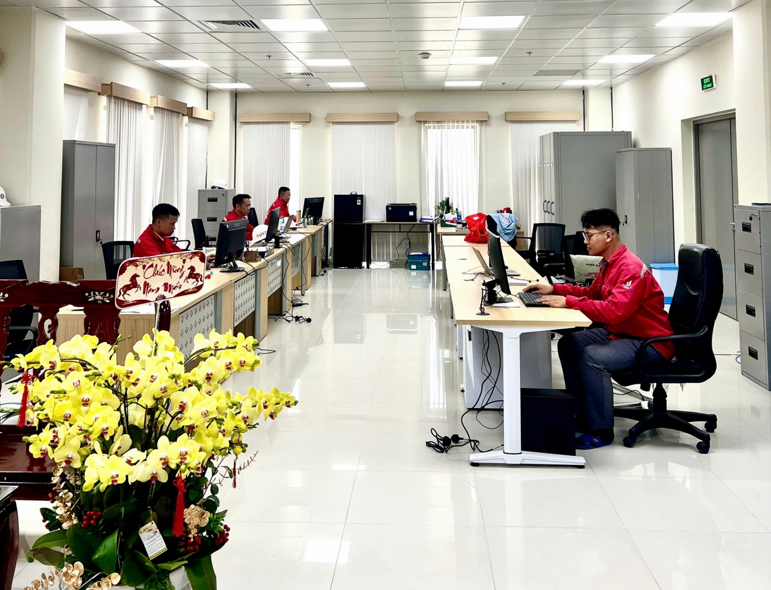 Khu vực làm việc được trang trí hoa lan.