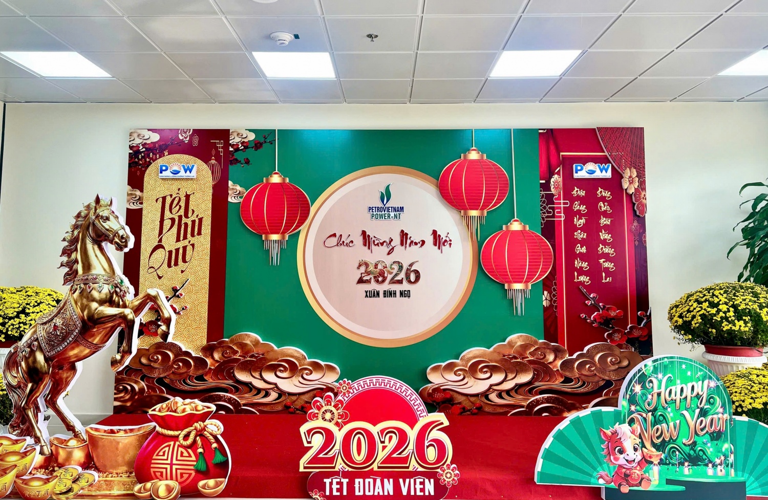 Khuôn viên Nhà máy Điện Nhơn Trạch 3 và 4 được trang hoàng bằng hoa cúc, câu đối đỏ và các tiểu cảnh xuân ấm áp.