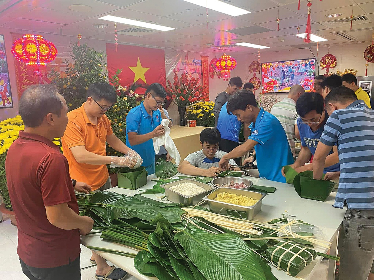 Gói bánh chưng trên giàn Hải Thạch - Mộc Tinh