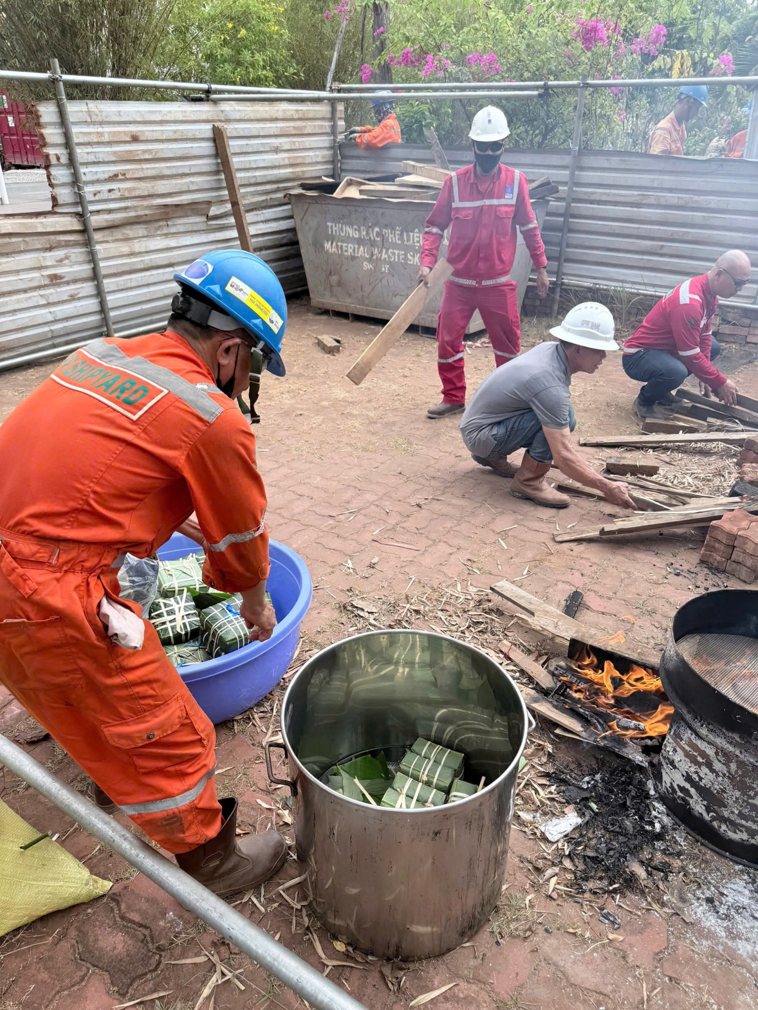 Trong nhịp sống công nghiệp hiện đại, những khoảnh khắc giản dị trở thành khoảng lặng để mỗi người thêm hiểu nhau, thêm gắn bó với tập thể và với chính nơi mình đang cống hiến.