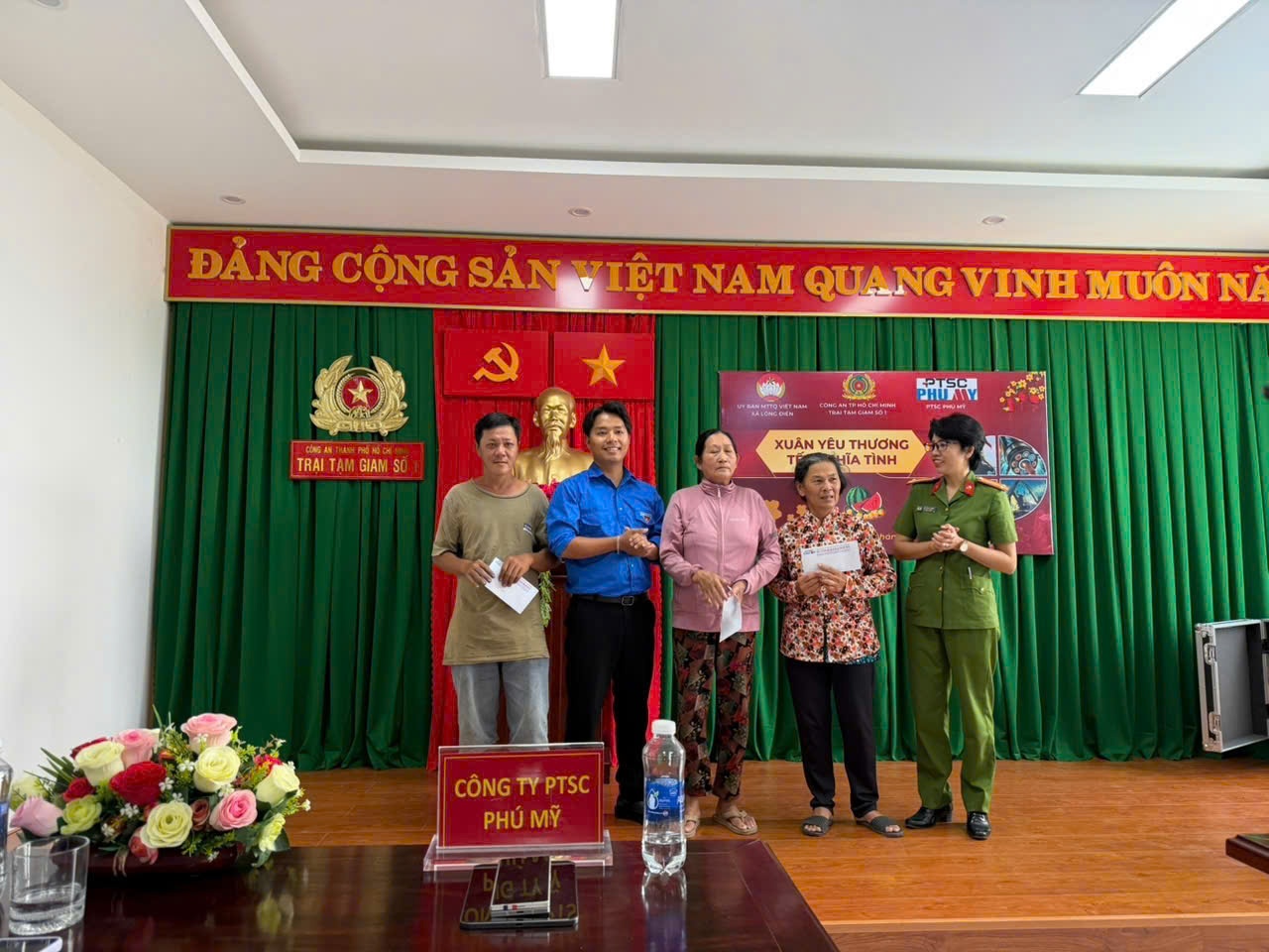 Mỗi phần quà mang ý nghĩa thiết thực trong những ngày giáp Tết, góp phần giúp các gia đình vơi bớt khó khăn, đón Xuân ấm áp và đủ đầy hơn.