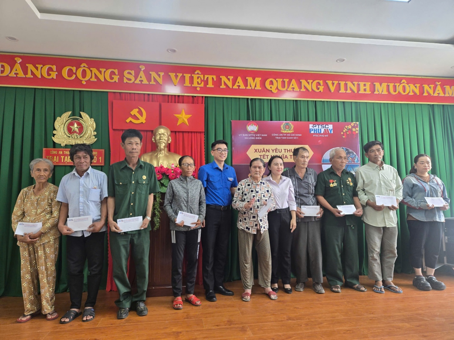 50 suất quà Tết do PTSC Phú Mỹ tài trợ được trao tận tay các hộ nghèo, cận nghèo và gia đình có hoàn cảnh đặc biệt khó khăn.