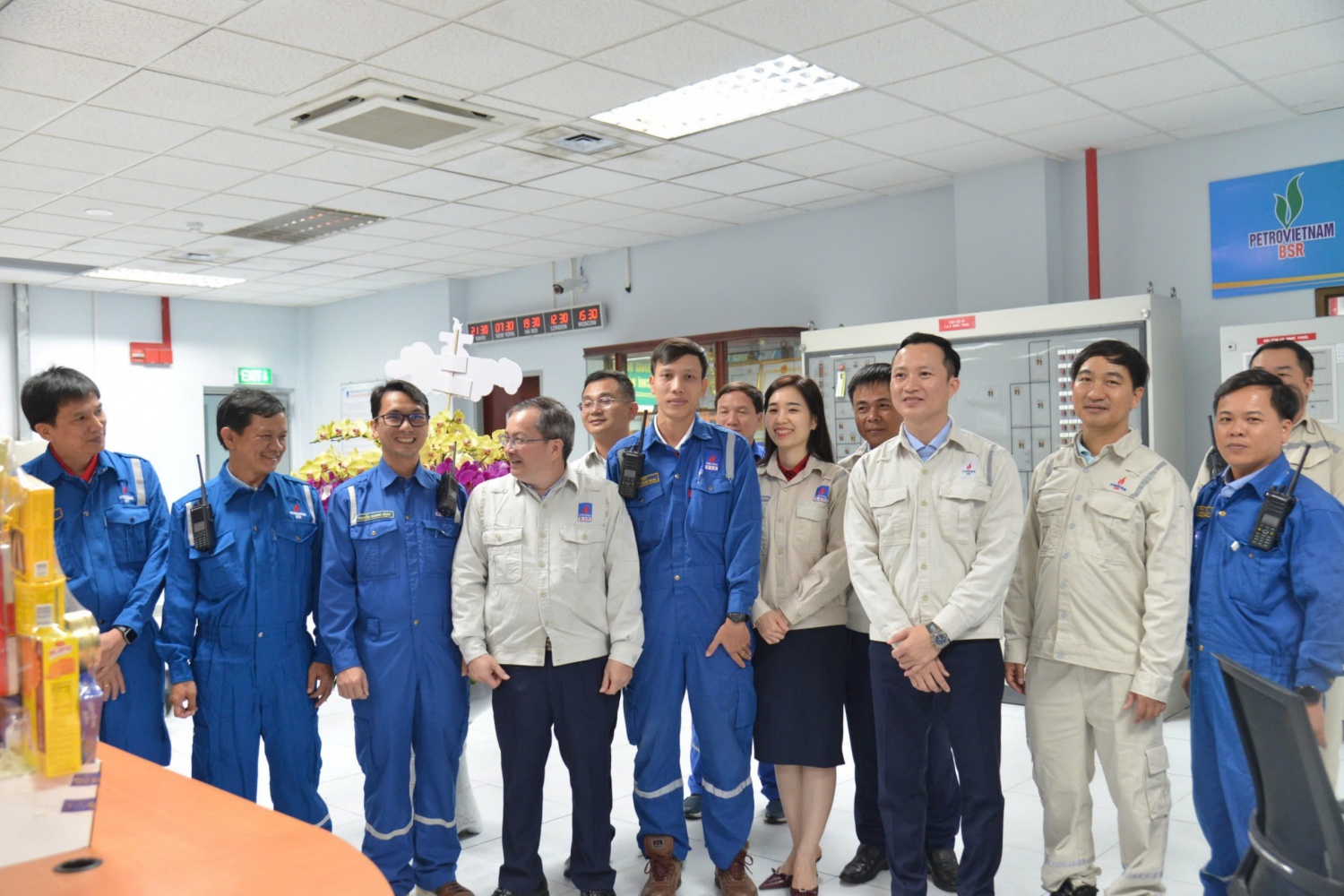 Đại diện lãnh đạo BSR thăm hỏi, động viên cán bộ công nhân viên đang trực vận hành tại Nhà máy Lọc dầu Dung Quất trong những ngày đầu năm mới.