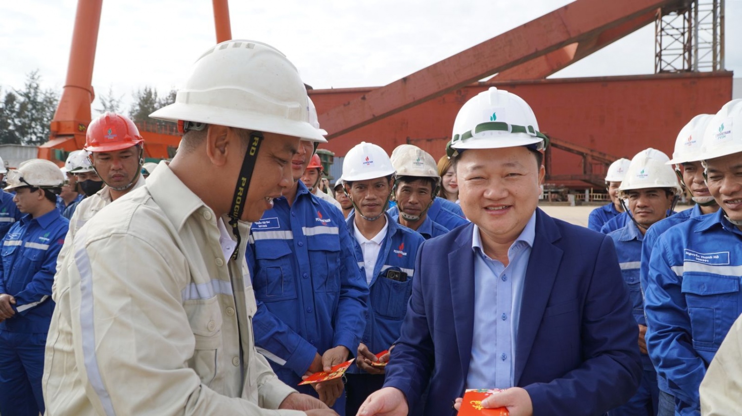 Phó Tổng Giám đốc PVSM Nguyễn Hồng Chiến lì xì, chúc mừng năm mới cán bộ công nhân viên của công ty.