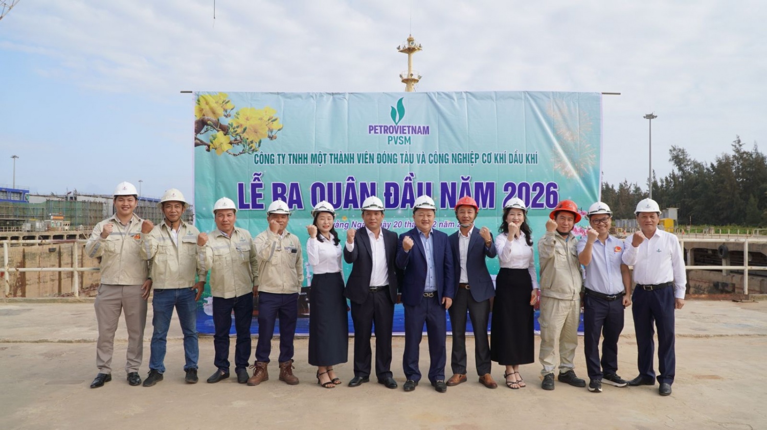 Đại diện ban lãnh đạo và người lao động PVSM thể hiện quyết tâm phấn đấu trong đầu năm mới Bính Ngọ 2026.