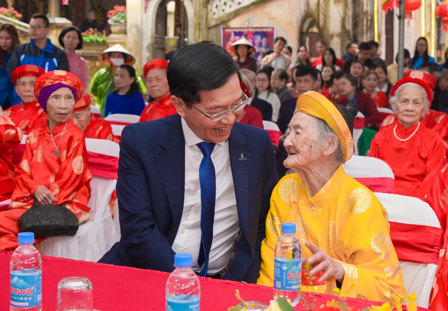 Đồng chí Trần Quang Dũng thăm hỏi, động viên, chúc sức khỏe các cụ cao niên.