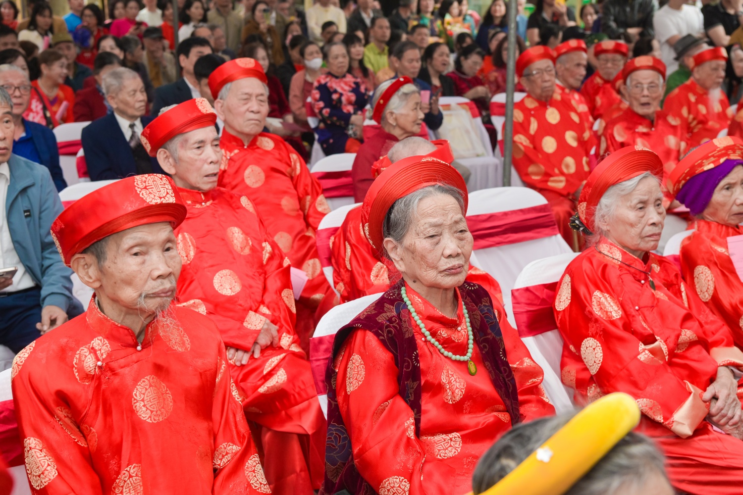 Các cụ cao niên tham dự buổi gặp mặt.