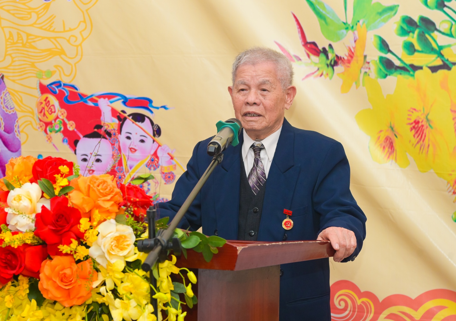 Cụ Nguyễn Phú Bằng (92 tuổi), tổ dân phố Dộc (phường Tây Mỗ), đại diện các cụ cao niên phát biểu cảm ơn lãnh đạo Đảng, Nhà nước và Petrovietnam.
