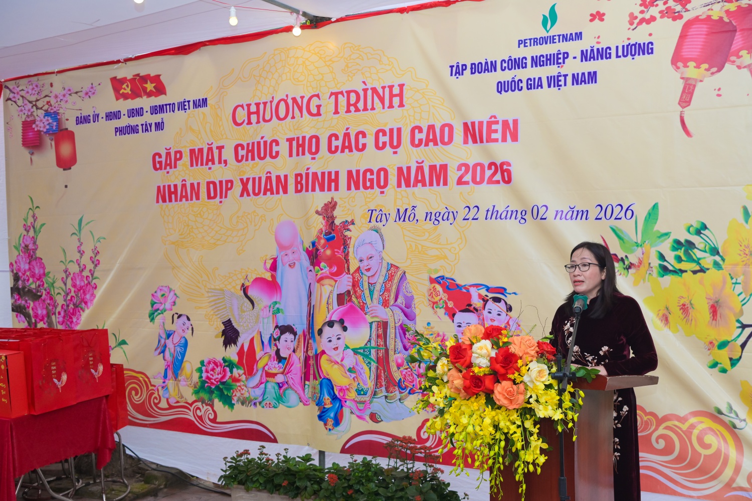 Đồng chí Hoàng Thị Thúy Hằng - Bí thư Đảng ủy, Chủ tịch HĐND phường Tây Mỗ phát biểu cảm ơn sự quan tâm của lãnh đạo Đảng, Nhà nước và sự đồng hành của Petrovietnam.