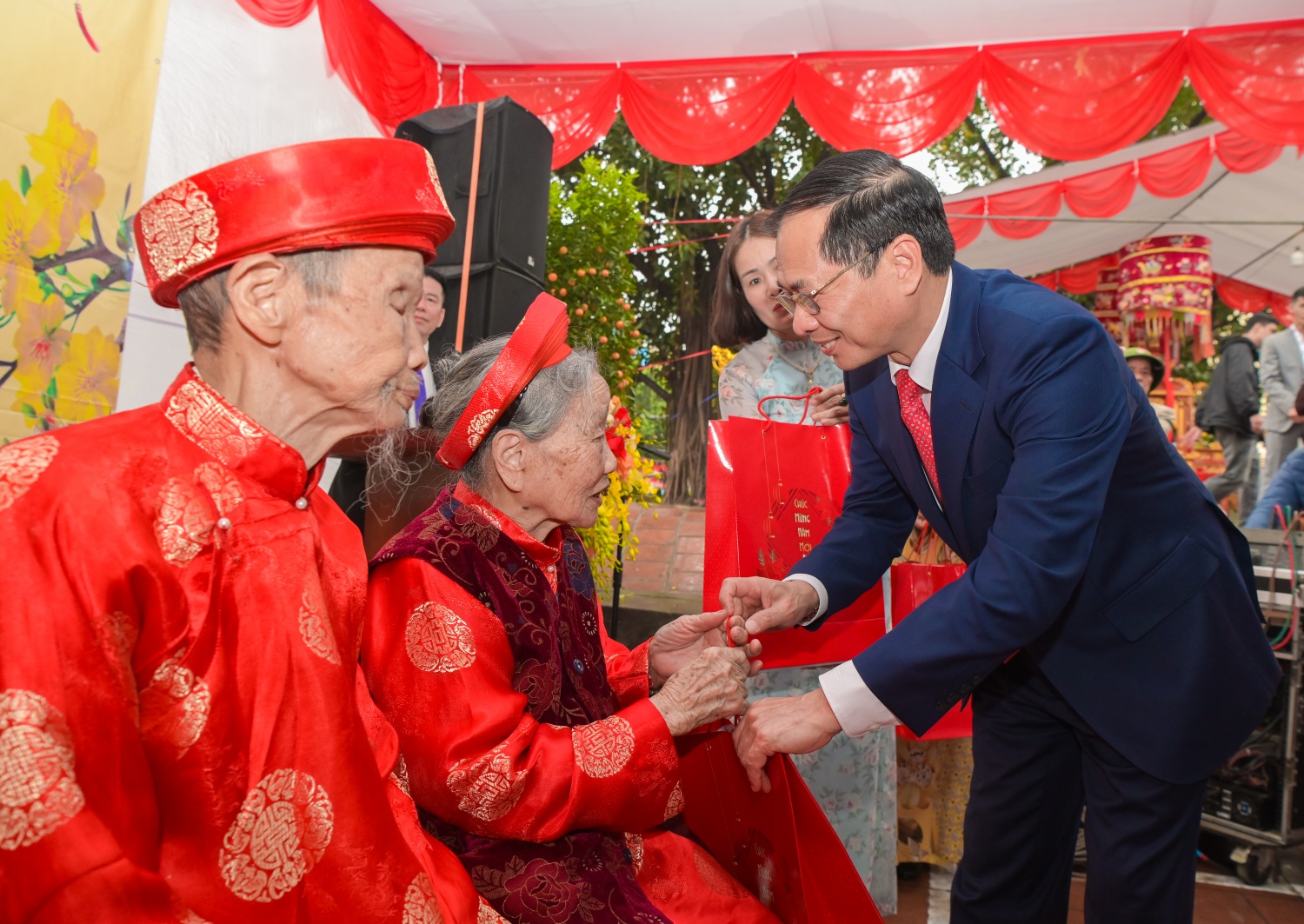 Phó Thủ tướng Bùi Thanh Sơn tặng quà Tết và gửi lời chúc mừng năm mới tới các cụ cao niên.
