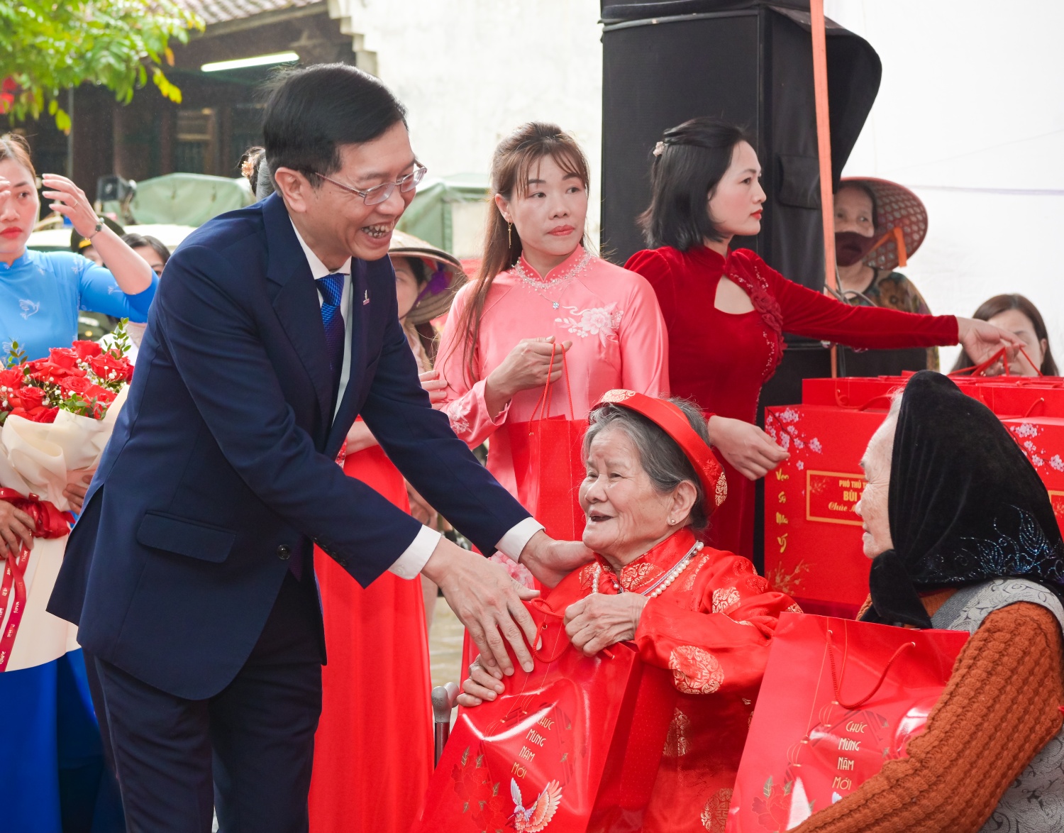 Đồng chí Trần Quang Dũng tặng quà và gửi lời chúc tốt đẹp đến các cụ cao niên.