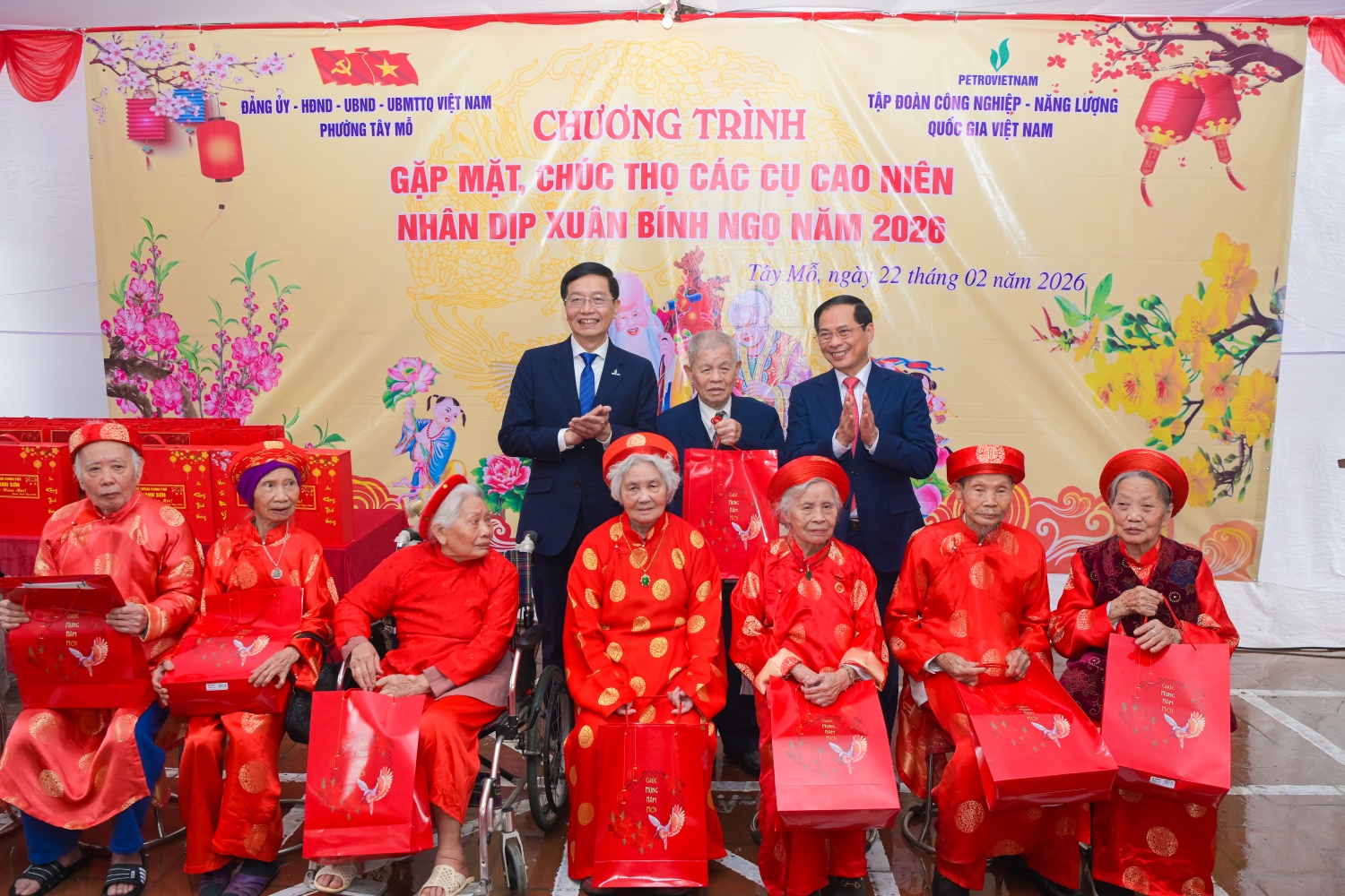 Phó Thủ tướng Bùi Thanh Sơn và đồng chí Trần Quang Dũng tặng quà Tết cho các cụ cao niên.
