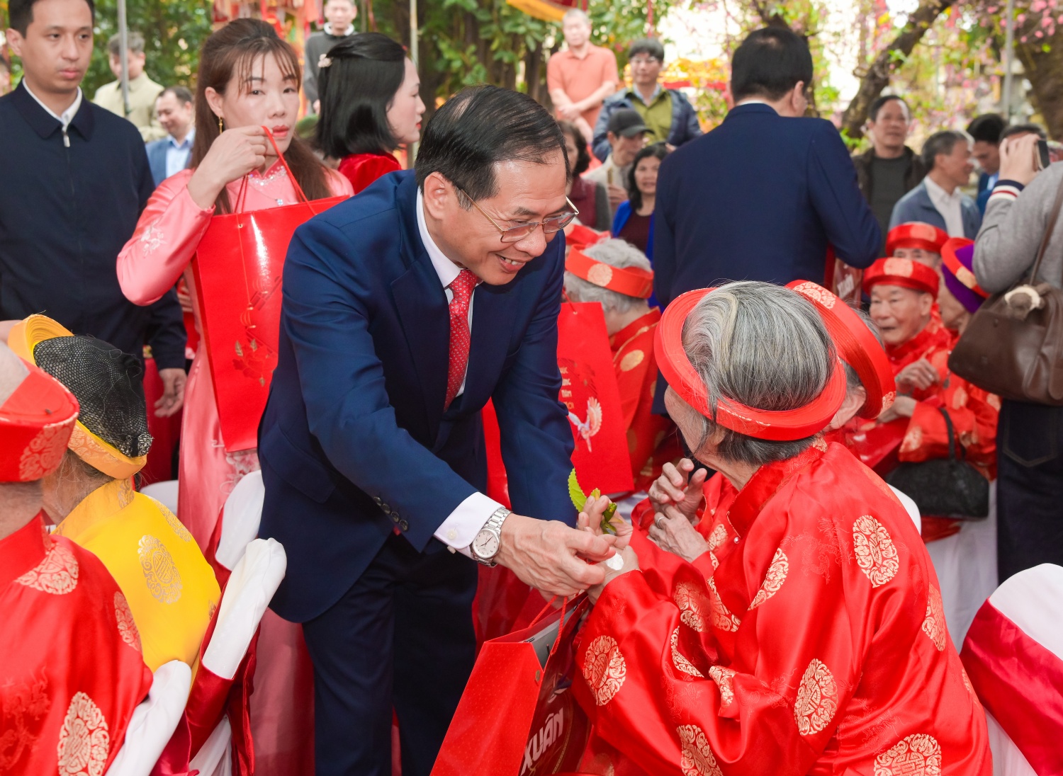 Phó Thủ tướng Chính phủ Bùi Thanh Sơn tặng quà Tết và gửi lời chúc mừng năm mới tới các cụ cao niên.