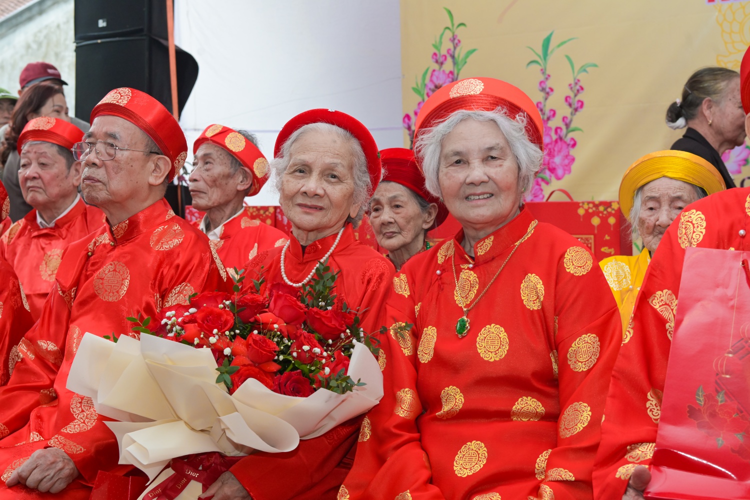 Các cụ cao niên bày tỏ niềm xúc động và trân trọng cảm ơn sự quan tâm của Đảng, Nhà nước, lãnh đạo địa phương và Petrovietnam đã dành cho người cao tuổi trong dịp đầu xuân năm mới.