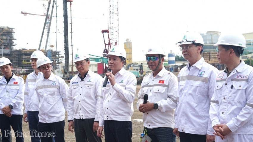 Đồng chí Lê Ngọc Sơn thăm, động viên người lao động đang làm việc tại Trung tâm Công nghiệp Năng lượng và Hậu cần Kỹ thuật Petrovietnam/PTSC, Vũng Tàu ( TP Hồ Chí Minh)