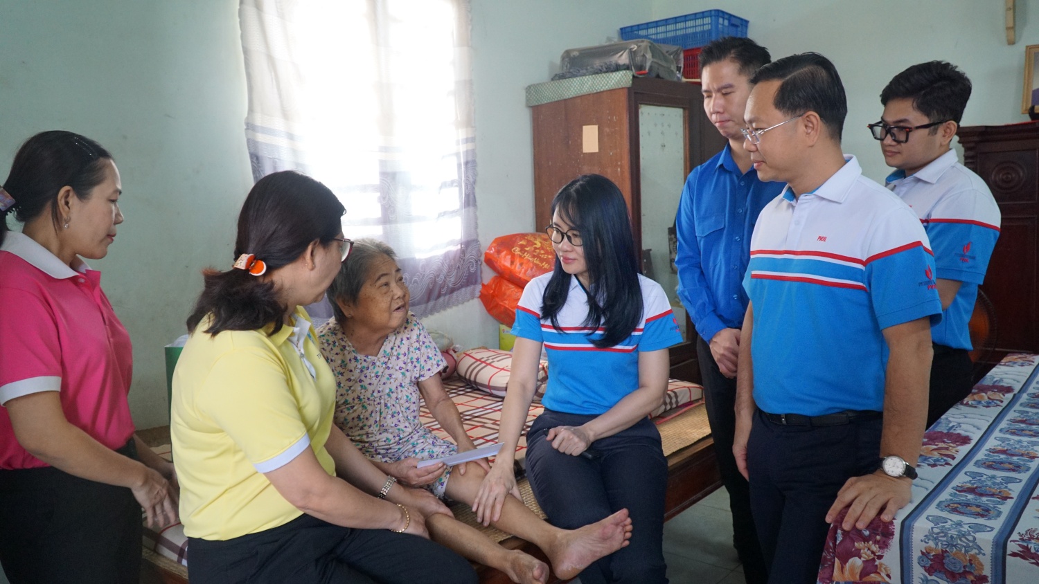PVOIL thăm, chúc Tết Mẹ Việt Nam Anh hùng Đặng Thị Miếm, ấp Bầu Sim 2, xã Củ Chi, TP Hồ Chí Minh.