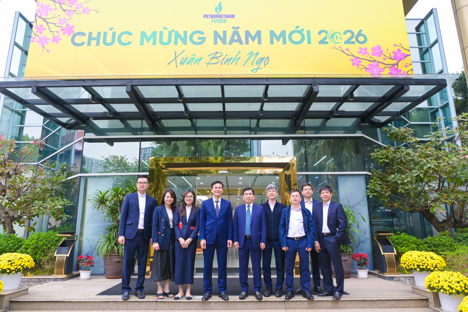 Đồng chí Lê Xuân Huyên chúc Tết CBNV PVNDB