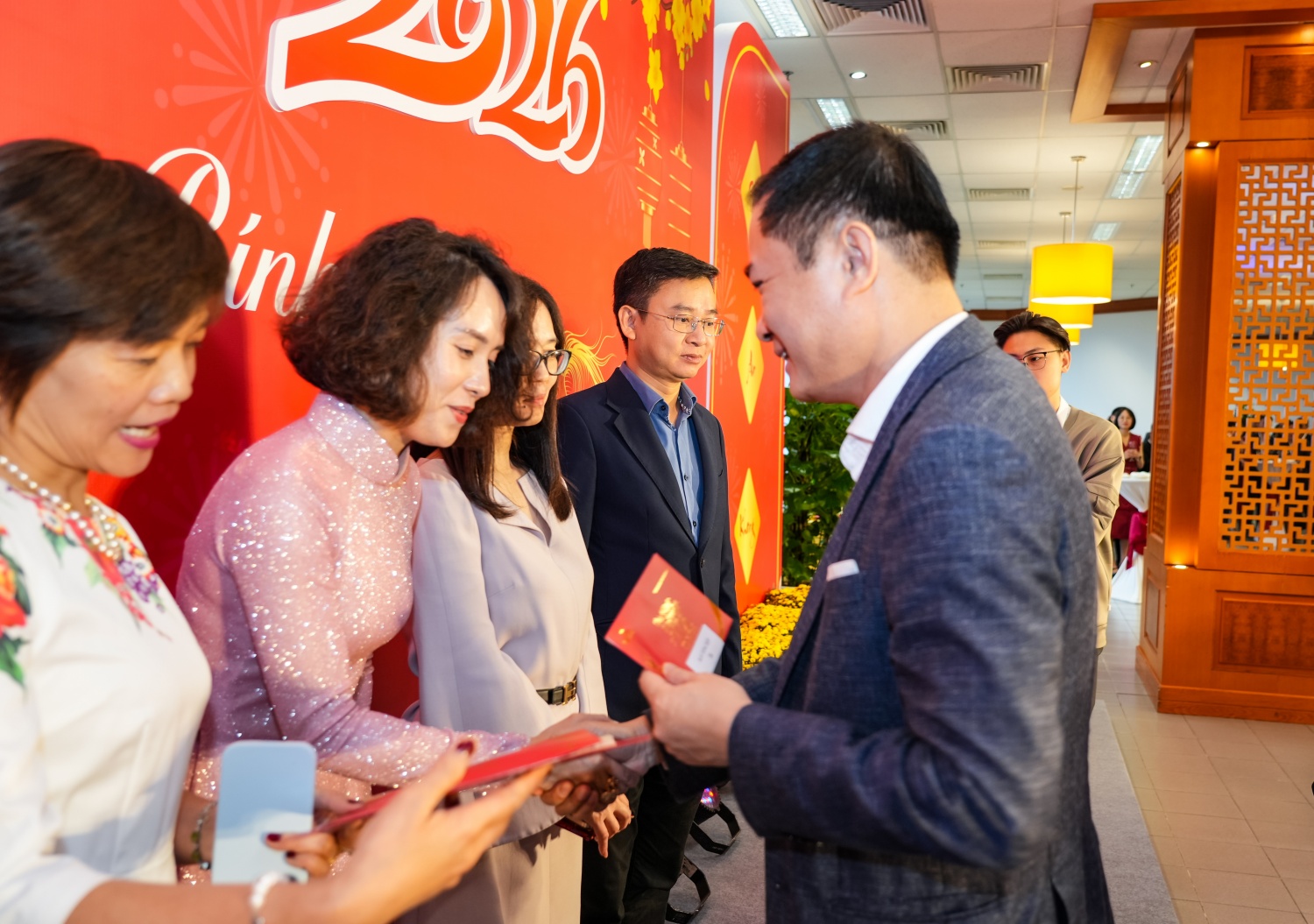 Chủ tịch HĐTV Petrovietnam Lê Ngọc Sơn lì xì đầu Xuân, cùng lời chúc sức khỏe, hạnh phúc, thành công tới toàn thể cán bộ, người lao động tại Bộ máy Quản lý và Điều hành Tập đoàn