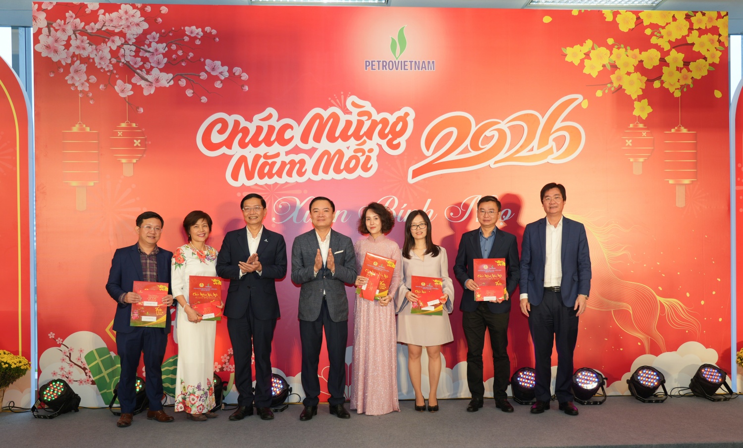 Đồng chí Lê Ngọc Sơn, Bí thư Đảng ủy, Chủ tịch HĐTV Tập đoàn và đồng chí Trần Quang Dũng, Phó Bí thư Thường trực Đảng uỷ Tập đoàn tặng quà Tết cho cán bộ, người lao động Bộ máy Quản lý và Điều hành Tập đoàn
