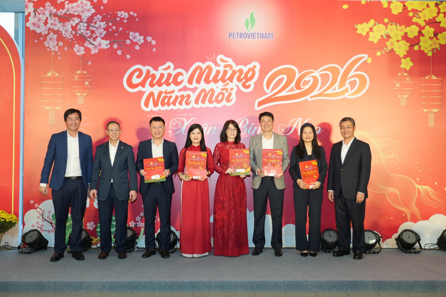 Thành viên HĐTV Trần Bình Minh, Phó Tổng giám đốc Lê Mạnh Cường cùng Chủ tịch Công đoàn Petrovietnam Nguyễn Mạnh Kha chúc mừng đại diện lãnh đạo các Ban chuyên môn Tập đoàn