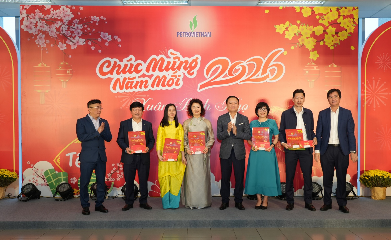 Chủ tịch HĐTV Lê Ngọc Sơn, Phó Tổng Giám đốc Phan Tử Giang cùng Chủ tịch Công đoàn Petrovietnam Nguyễn Mạnh Kha chúc mừng năm mới đại diện các Ban Xây dựng đảng, Văn phòng Đảng ủy Tập đoàn