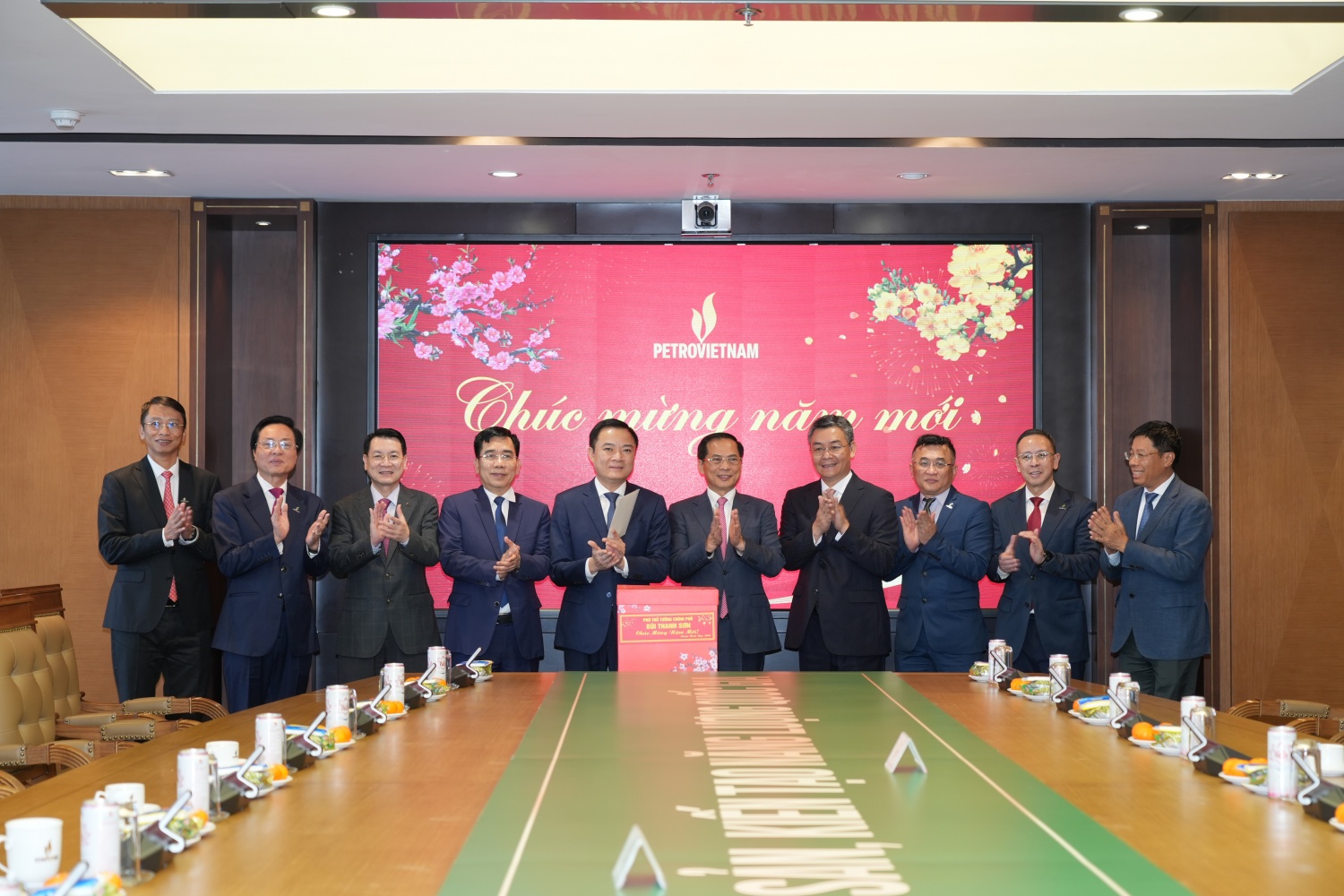 Phó Thủ tướng Bùi Thanh Sơn trao quà, gửi lời chúc Tết tới tập thể lãnh đạo và người lao động Petrovietnam nhân dịp đầu Xuân năm mới