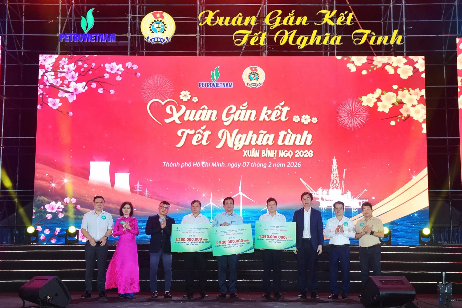 Petrovietnam trao tặng 3,5 tỷ đồng cho TP Hồ Chí Minh; 1,25 tỷ đồng cho tỉnh Tây Ninh và 1,25 tỷ đồng cho tỉnh Đồng Nai để thực hiện chương trình “Tết vì người nghèo”.