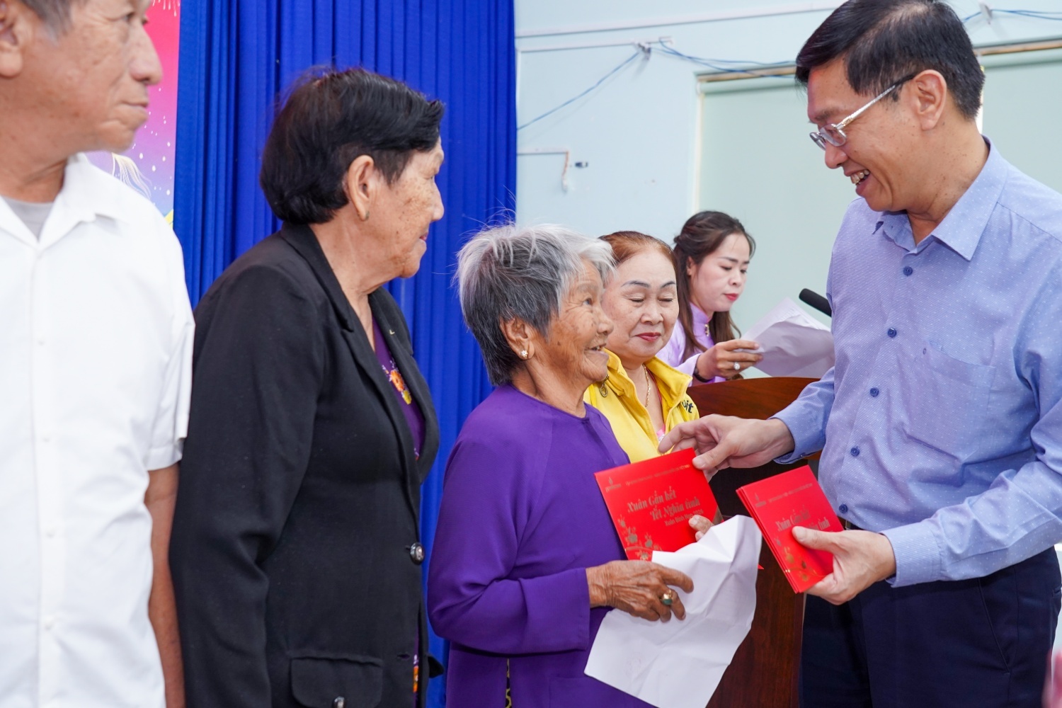 Ông Trần Quang Dũng - Phó Bí thư thường trực Đảng ủy Tập đoàn trao quà và chúc Tết cho bà con tại phường Long Sơn (TP Hồ Chí Minh)