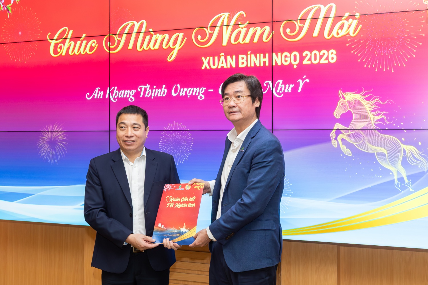 Đồng chí Phạm Tuấn Anh và đồng chí Nguyễn Mạnh Kha trao quà Tết cho Ban lãnh đạo NMNĐ Thái Bình 2.