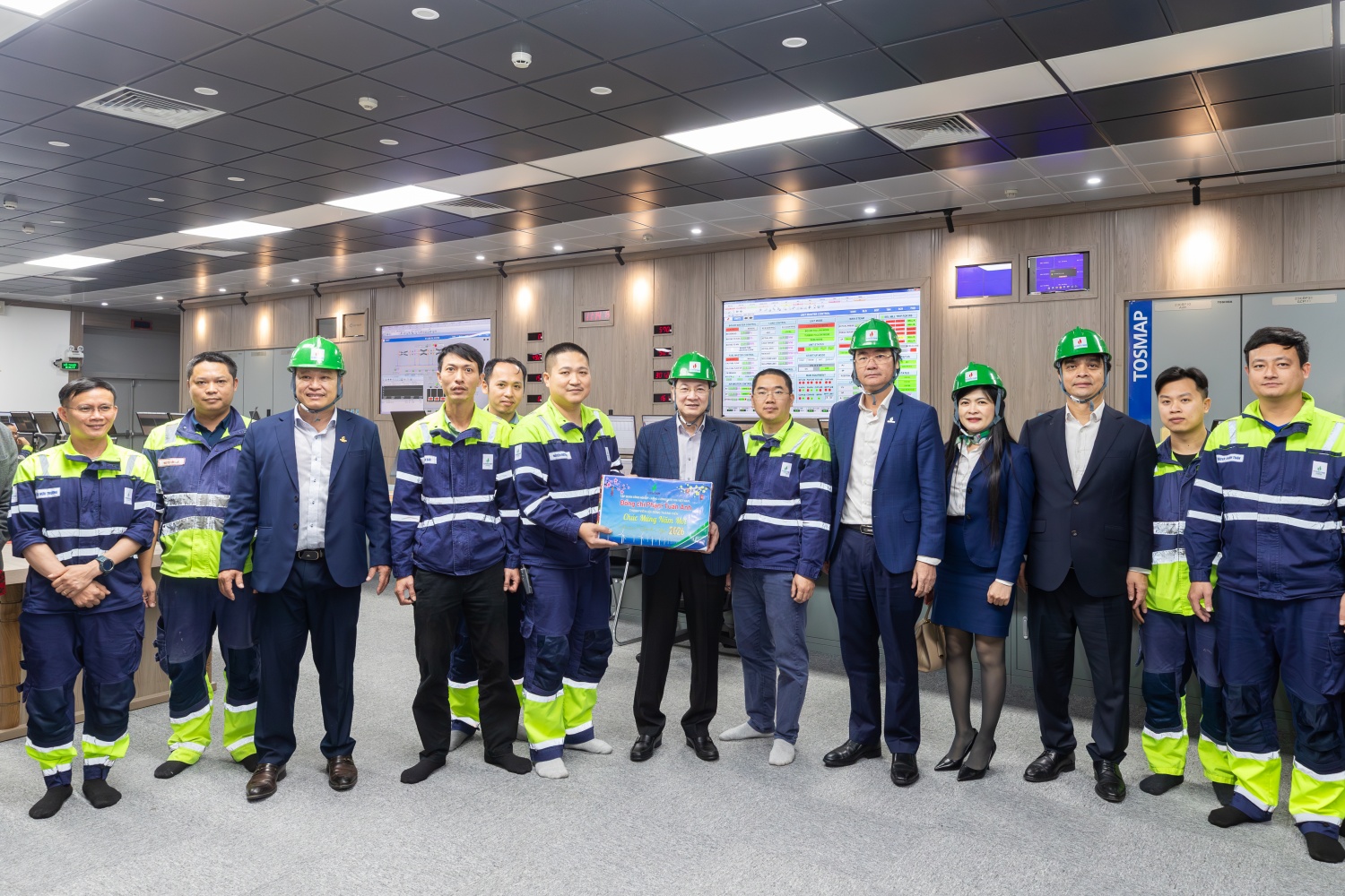 Đoàn công tác Petrovietnam trao quà, động viên cán bộ, nhân viên, người lao động NMNĐ Thái Bình 2 nhân dịp đầu xuân mới.