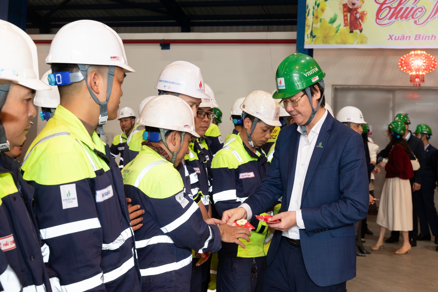 Đồng chí Nguyễn Mạnh Kha gửi những lời chúc tốt đẹp và lì xì đầu năm mới cho cán bộ, nhân viên NMNĐ Thái Bình 2.